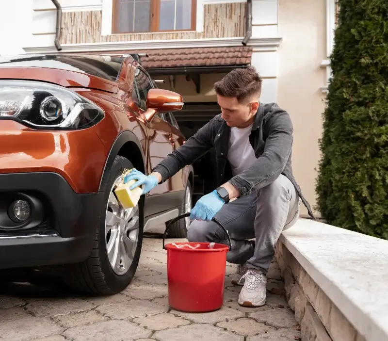 Lavage auto à domicile Auzebosc : professionnel intervenant sur un véhicule